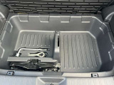 トランクの蓋を開けると洗車用具(バケツ不可)など荷物を積載できます