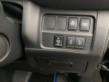 運転席右側には各種スイッチ、両側オートスライドドアの自動開閉のスイッチがあります!