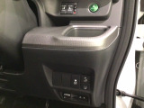 Hondaセンシング用の、VSA(ABS+TCS+横滑り抑制)解除とレーンキープアシストシステムのメインスイッチなどはハンドルの右側に装備しています。燃費に役立つECONボタンもここです。