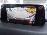 車両の前後左右にある4つのカメラを活用し車両車両周囲をディスプレイに表示します。フロントカメラ映像、サイドカメラ映像、後退時のバックカメラ映像の切り替えが可能。