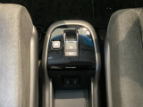 運転席と助手席の間に、スマートフォンなどの充電に便利なUSBジャック付きのセンターコンソールトレーが付いています。移動中に充電もできるので便利です。