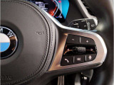 【ハンドル】ドライバーとBMW車の一体感がダイレクトに伝わるステアリングホイール。形状・太さへの拘りに加えて、操作性を高める為にスイッチ類も配置。クイックかつ安定のドライビングを体感下さい!