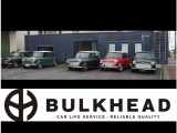 ブルーのコンテナハウスと特徴的な車が目印の「BULKHEAD(バルクヘッド)」です!