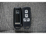 【スマートキー】キーをポケットやバッグに入れたまま車のドアの解錠・施錠、エンジンのON/OFFが行えます。