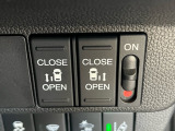 リモコンや運転席のスイッチ操作のほか、ドアハンドルを少し引くだけでリアドアが自動開閉します。強風時やお子様がが不意にドアを開けて隣のクルマにぶつけてしまうことも防いでくれます。