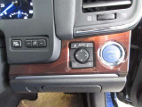 プッシュ式のスタートボタンと、ミラーの調節スイッチです。ドアロックで自動的にミラーを折りたたむことができます。