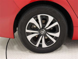 タイヤサイズは195/65R15!納車前の点検時にタイヤ交換させていただきます!純正アルミホイール+ホイールキャップ!ホイールキャップに傷があります。