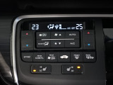 【デュアルオートエアコン】が装備されいます。運転席・助手席で別々の温度設定が可能なので、快適にドライブを楽しめます。