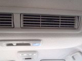 天井に車内の空気を循環させるシーリングファンを装備。