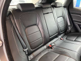 黒革を採用した紳士的なデザインのシート。前席・後席の全席にシートヒーターが搭載されており、快適な車内空間が体感頂けます。