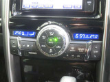 便利なオートエアコン! 車内の空気を設定した温度に保ってくれます。