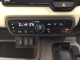 エアコン操作パネル内のシートヒータースイッチは前席の左右別々にHiとLoの2段階で温度設定ができます。スイッチの近くにスマートフォンなどが置けるトレーと、充電可能なUSB端子が2個ついています。
