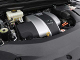 2GR-FXS型 3.5L V型6気筒エンジンと交流電動機のハイブリッドシステムを搭載、駆動方式は4WDです。
