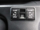 運転席からボタン一つで開閉できるパワースライドドアが付いています。安心の挟み込み防止装置付です。