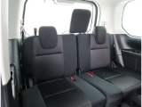 【サードシート】サードシートもリクライニングが可能な3人掛けシートになります。