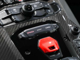 特徴的なスターターボタンの上部には走行モードの切り替えスイッチがございます。