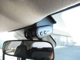 <ドライブレコーダー(フロント+車室内)>車室内カメラによる車内および車側面の撮影記録が駐車時の安心を高めるとともに、走行中の幅寄せ対策や後方撮影にも対応しています。