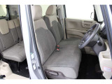 フロントシートはベンチシートです。運転席と助手席の移動が簡単です。