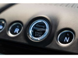アストマーティンの伝統的デザイン、シフトはガラス式のボタンスイッチとなっております。