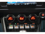 左右独立温度調整機能付オートエアコン!乗る人それぞれの体調やお好みに合わせて、運転席・助手席で別々の温度調整が可能です!