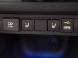 シートヒーター付き!USBポートは充電用、そしてディスプレイオーディオ接続用の2口あります