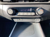 すっきりした運転席周りにはナビやエアコンの操作パネルを設置しております。USBも差し込めます
