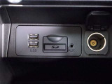 USB、AUX、SDはセンターコンソール内にスロットがあります!
