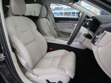 専用パーフォレーテッドナッパレザーシートは運転席助手席ともマッサージ機能付き。