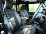 アップライトに着座するシートは、操作に力もはいりやすく、車両感覚も掴みやすいと好評です。