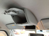 運転席・助手席の頭上にも収納スペースがございますので大変便利です。