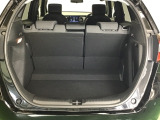 リヤシートを倒さなくても、広くて使いやすい荷室。