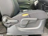 【シートリフター】シート座面の位置を上下に調整できるシートリフターを装備。大柄な方も小柄な方も最適なドライビングポジションで運転できます。