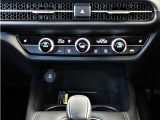 オートエアコンは運転席・助手席、それぞれで温度調節が可能です。プラズマクラスター搭載で車内空間を快適にします。