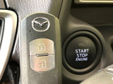 【アドバンストキー】カバンやポケットに入れたままでもドアの施錠・解錠が可能なスマートキーを装備。エンジンのオン・オフ時もカギを取り出す必要が無いからとっても便利です♪