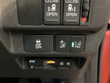 ハンドルの右側にはHondaセンシング用の、レーンキープアシストシステムのメインスイッチとVSA(ABS+TCS+横滑り抑制)の解除スイッチなどがついています。