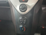 シンプルで使いやすい位置にスイッチがあるマニュアルエアコン車です。