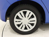 タイヤサイズは185/60R15!納車前の点検時にタイヤ交換させていただきます!スチールホイールに錆が、ホイールキャップに傷があります。
