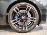 【BMWアロイホイル】軽量かつ強度に拘ったアロイホイル。走行性能ポテンシャルを引き出す設計。車の足元を引き締めてくれる大きなポイントはアロイホイルです。