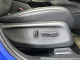 運転席と助手席はパワーシートで、シートの位置・角度・高さ(前・後)を好みに合わせて電動で細かく調節可能です。
