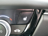 【運転席シートヒーター】 雨の日などの冷えた車内でも、シートから冷えた体をじんわりと暖めてくれます。