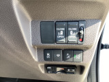 両側電動スライドドア装備!運転席よりボタン一つで開閉可能でございます。