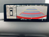360度ビューカメラを搭載。4方の小型カメラの映像を処理し、車両真上からの映像に変換しています。
