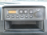 時計機能付きのAM/FMラジオです。下には、ちょっとした小物を置くのに便利な収納付きです。