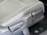 【運転席側シートアジャスター】 シートを座りやすい高さに調節可能ですよ。