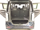 開口部も広く荷物の積み下ろしもしやすいお車となっております。シートを前方にスライドさせれば、さらに荷室を広げられます。