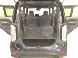開口部も広く荷物の積み下ろしもしやすいお車となっております。シートを前方にスライドさせれば、さらに荷室を広げられます。ま