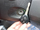 鍵にはキーレスエントリーを搭載しております。ボタン操作一つで簡単にドアの施錠・解錠を行えるので、車の乗り降りの際にもたつくことがありません!