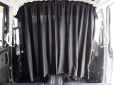 後列シートとの境にはカーテンを設置しております。周囲からの視界を遮ることができるので、車中泊をする際の防犯にも役立ちますよ!