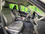【問合せ:0776-53-4907】【合皮レザーシート】汚れのふき取りが容易でメンテナンスもが簡単な、機能性に優れる合成皮革を採用した上質なシートです。心地良い車内空間を演出してくれます。