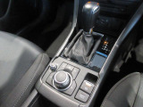 マツダコネクトを操作するコマンダーコントロールです。運転中に自然と手の触れる位置に配置されています。